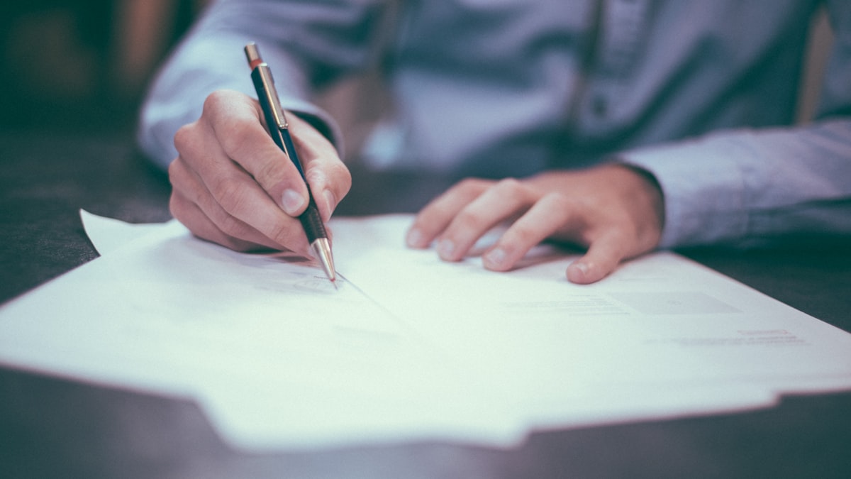 Signature de documents de gestion locative, entre délégation à une agence et gestion en direct