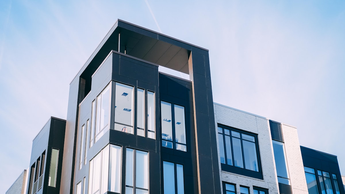 Immeuble moderne à façade noire, illustrant l'achat d'un bien déjà occupé par un locataire