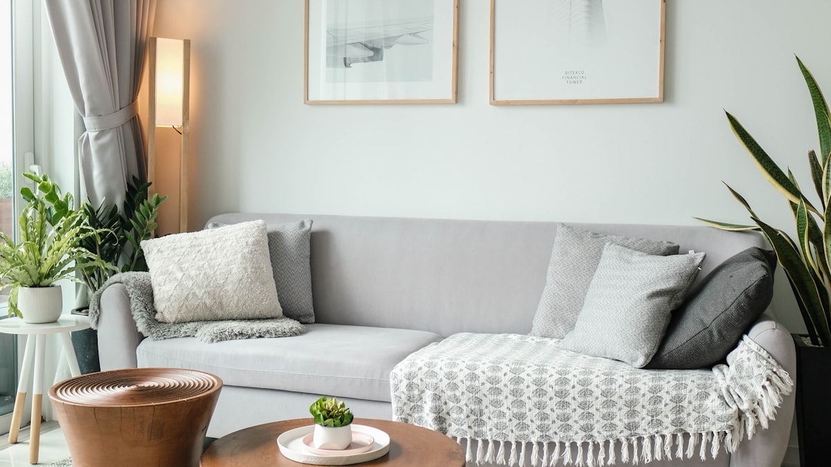 Salon clair d'un appartement meublé prêt à être mis en gestion locative