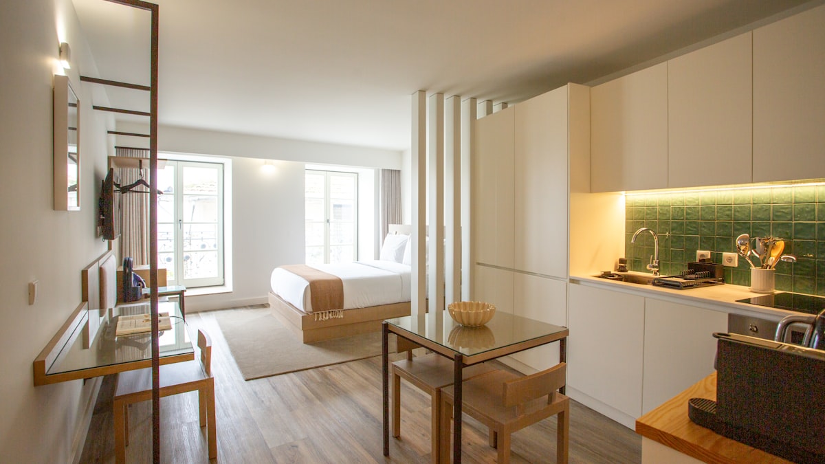 Intérieur d'un logement locatif meublé, comparé à l'investissement en SCPI