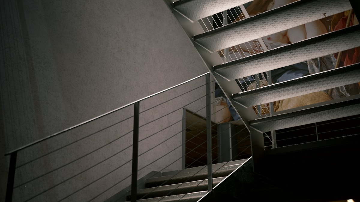 Escalier métallique intérieur d'un loft, exemple de bien immobilier atypique